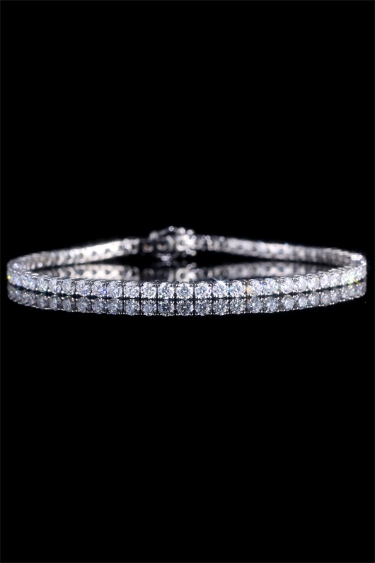 A tennis chain in which Moissanite is prong - set in 925 silver