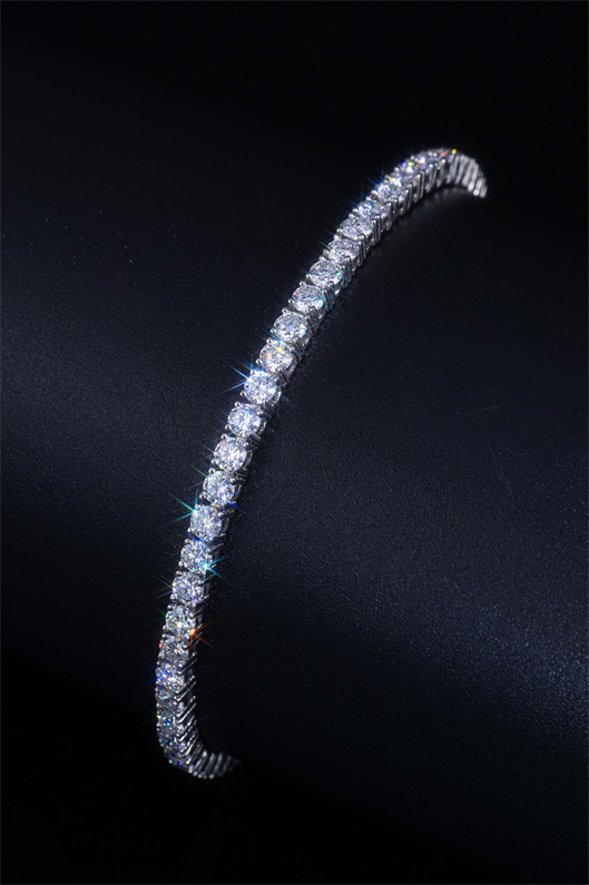 A tennis chain in which Moissanite is prong - set in 925 silver