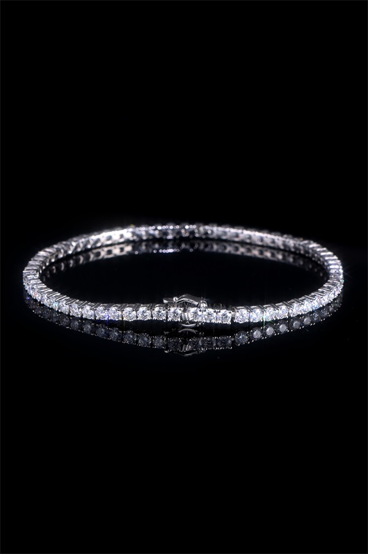 A tennis chain in which Moissanite is prong - set in 925 silver